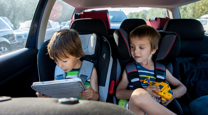Idées et astuces pour occuper les enfants en voiture
