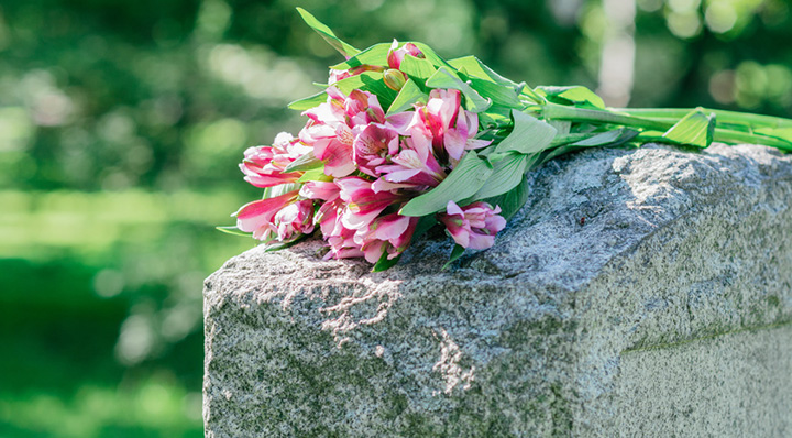 Conseil : Entretenir et décorer une pierre tombale - Le blog de La Foir'Fouille