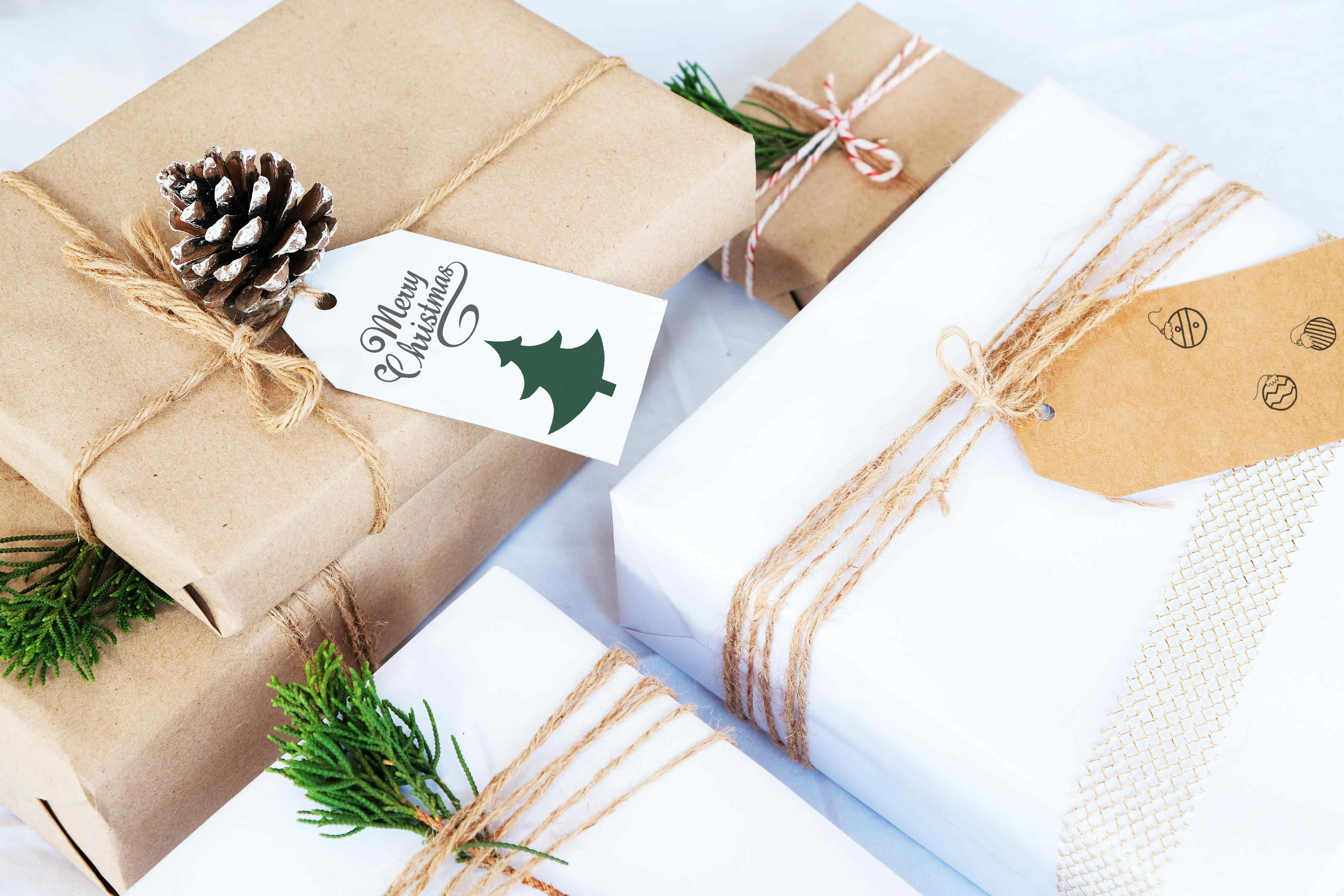 Etiquette cadeau avec paquets emballés
