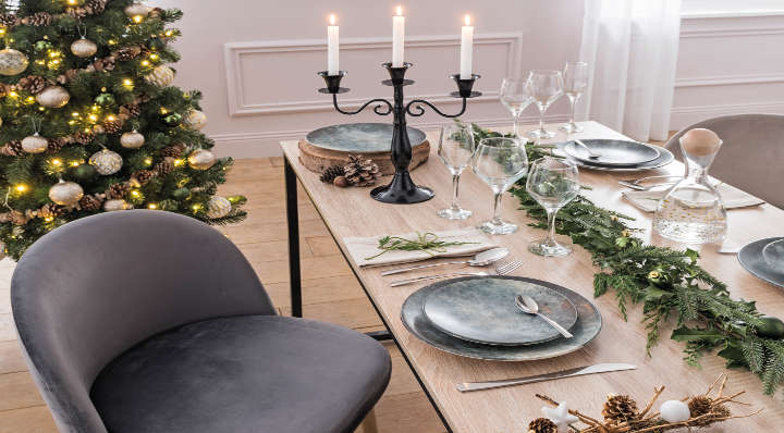 Centre de table Noël : bougies naturelles et décorations en bois