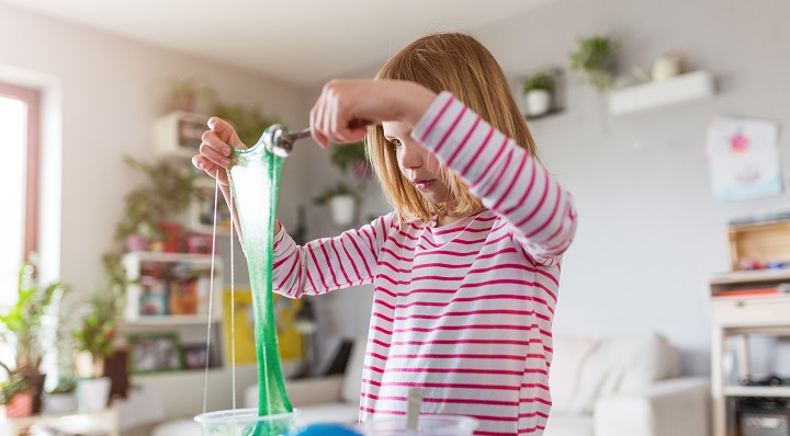 DIY - Le slime maison - petite fille faisant du slime